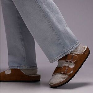 Birkenstock Unisex Arizona shearling sandals in mink suede Size 38